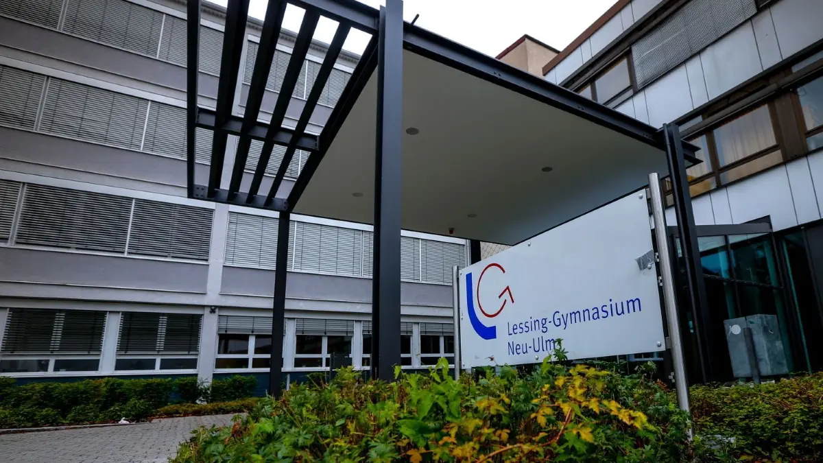 Am Neu-Ulmer Lessing-Gymnasiums sollen Männer Kinder angesprochen haben. Die Polizei ermittelt.
Zurück auf Los: Die geplante Erweiterung und Sanierung des Lessing-Gymnasiums in Neu-Ulm sprengt den Kostenrahmen. Landrat Erich Josef Geßner verhängte einen Planungsstopp. Die Alternative: Neubau.