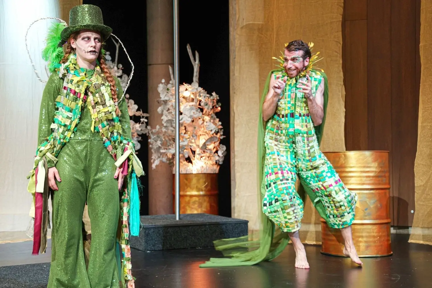Oben: Der Puck (Anna Lisa Grebe, links) befragt eine Elfe (Julian Culemann). Unten links: Titania (Isa Weiß) mit Esel Zettel (Ulrich Rechenbach). Rechts: Hermia (Mariam Avaliani) dreht durch, daneben Helena (Raika Nicolai).