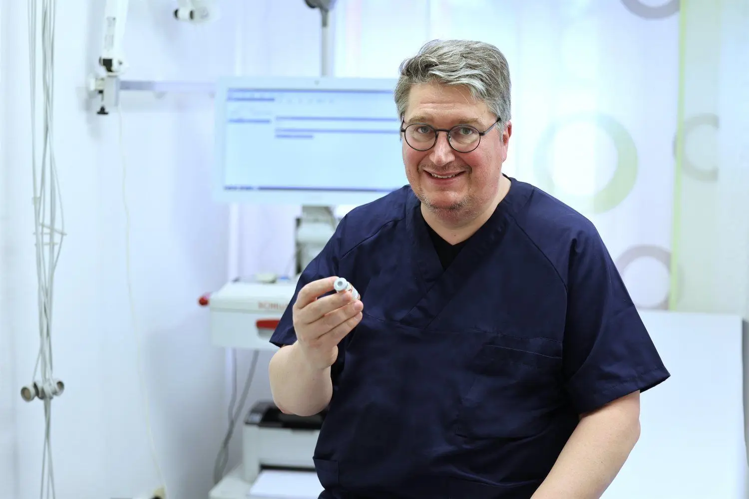 In seiner Hausarztpraxis im Reutlinger Stadtteil Betzingen verabreicht Dr. Markus Böbel Infusionen für Risikopatienten.⇥
