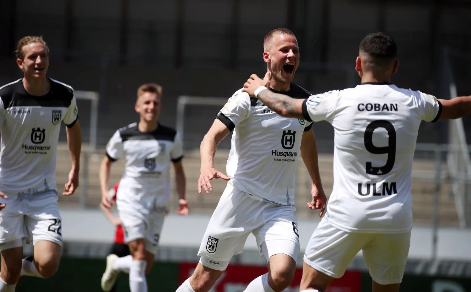 Der „Dosenöffner“: Adrian Beck (Zweiter v. r.) jubelt mit Burak Coban über seinen Treffer zum 1:0. ⇥
