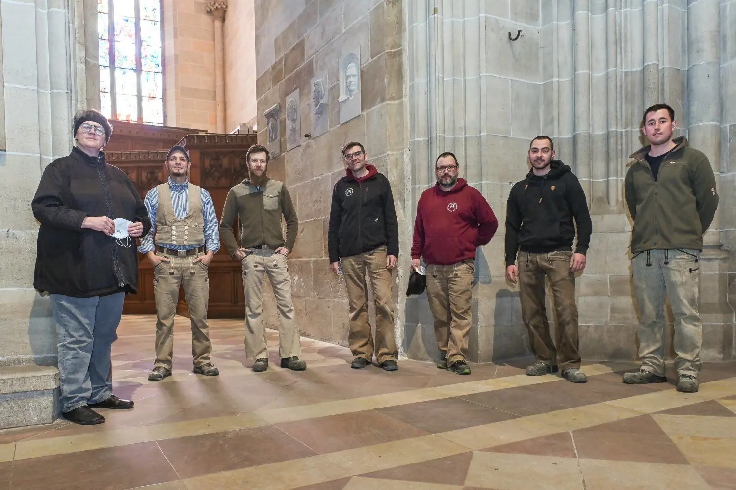 In der Mitte die fünf Steinmetzen und Steinbildhauer, die das Gedenk-Relief für  Michael Hilbert geschaffen haben, eingerahmt von der neuen Münsterbaumeisterin Heidi Vormann und Hüttenmeister Andreas Böhm.