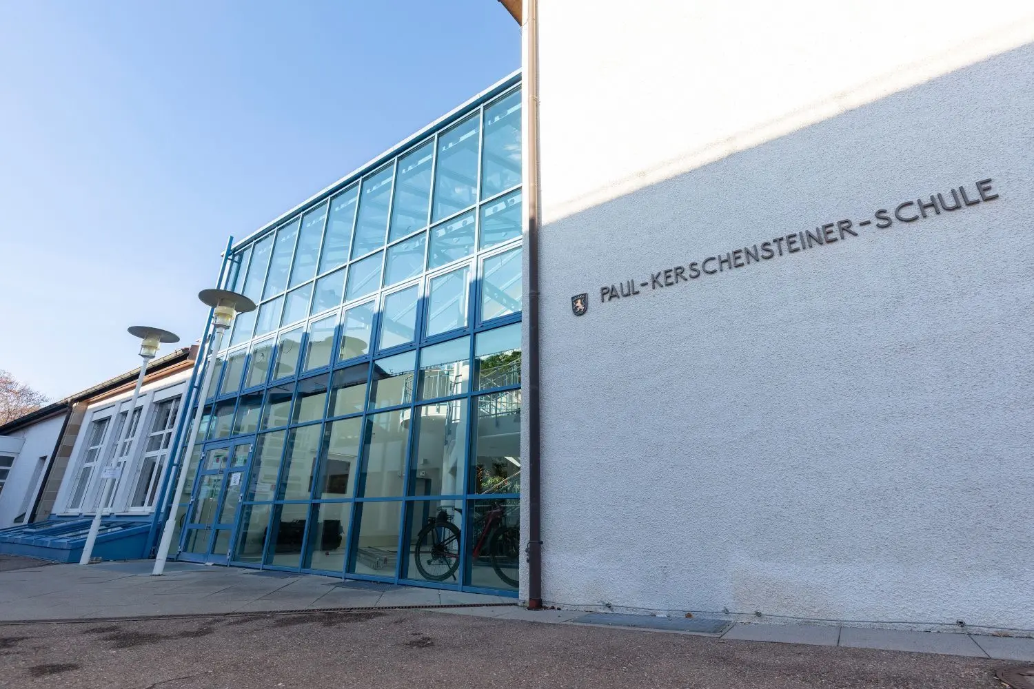 Einige Absolventen der Paul-Kerschensteiner-Schule feierten ihre bestandenen Prüfungen mit Alkohol sowie ohne Abstand und Mund-Nasen-Schutz, was die Polizei auf den Plan rief.