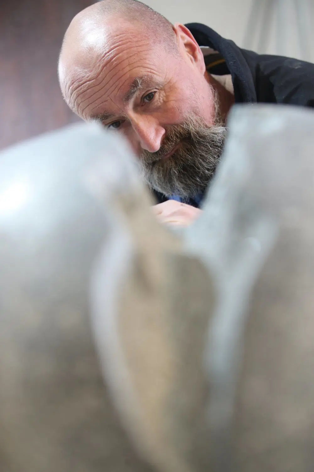 Konrad Schlipf begutachtet seine Arbeit.