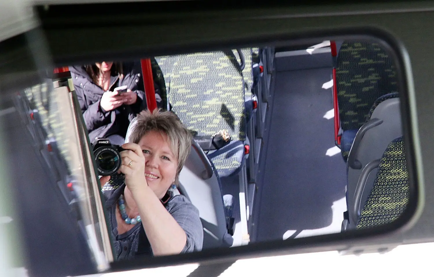 Selfie im Bus nach Geislingen. Claudia Burst hat die erste Etappe fast hinter sich.