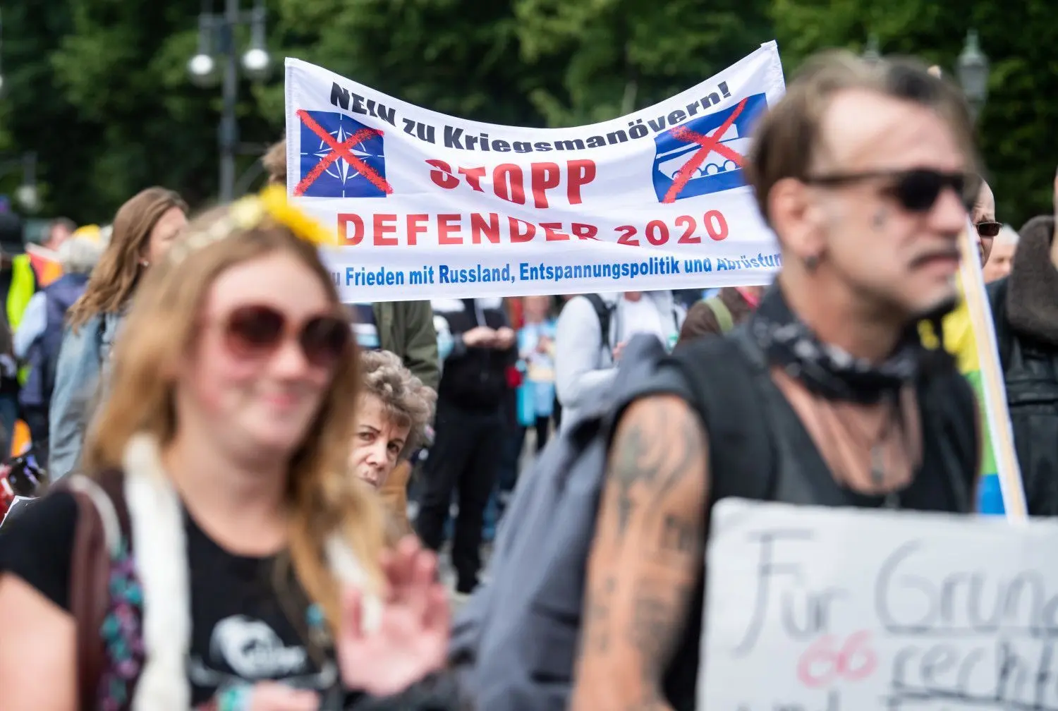 Teilnehmer einer Demonstration in Berlin, die gegen die Stationierung von US-Atomwaffen in Ramstein protestieren. Das Wettrüsten der Atommächte beginnt wieder.