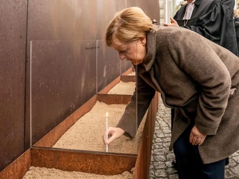 Bundeskanzlerin Angela Merkel an der Gedenkstätte in der Bernauer Straße: Als die Mauer 1961 hochgezogen wurde, lag die Häuserfront der Straße im Osten, der Bürgersteig im Westen.