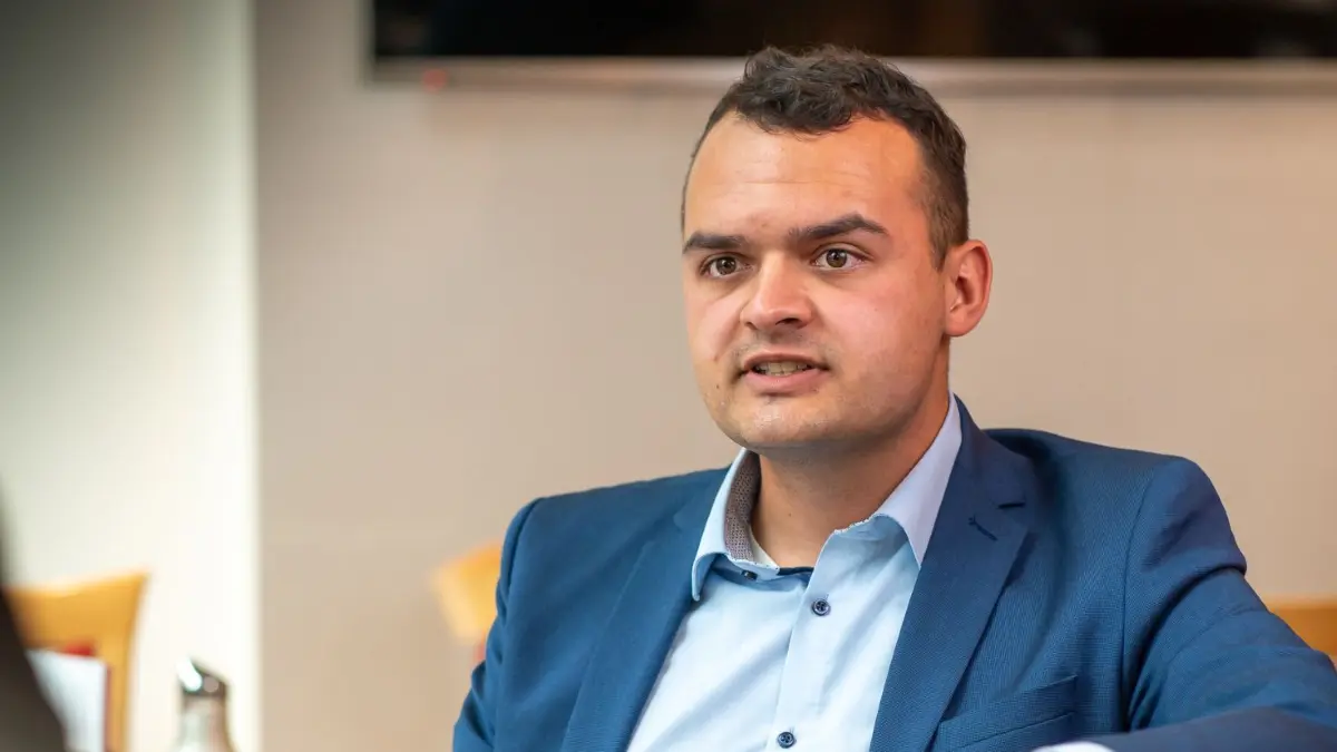 Franz Schmid (22) ist schon seit drei Jahren AfD-Berufspolitiker. Er solidarisiert sich mit der „Identitären Bewegung“ und Partei-Rechtsaußen Björn Höcke. ⇥
Landtagswahl: Franz Schmid (AfD)
