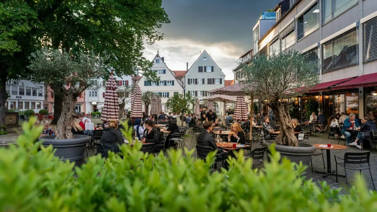 Ein Sommerabend auf dem Judenhof: Viel zu schön, um zu kurz zu sein.
belebter Außengastronomie
Unter anderem L'Osteria, Wilder Mann, Tanivera Forelle und Innenstadt