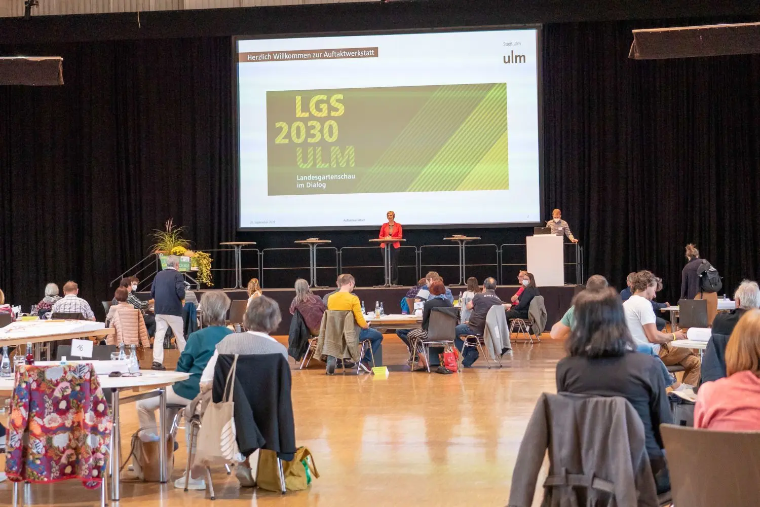 Tagen im World-Café-Format: Es galt 3G und Maskenpflicht bei Nähe, als die an der Landesgartenschau interessierten Bürger am Wochenende in der Donauhalle zuammenkamen (mehr Fotos finden sich hinter der Paywall).