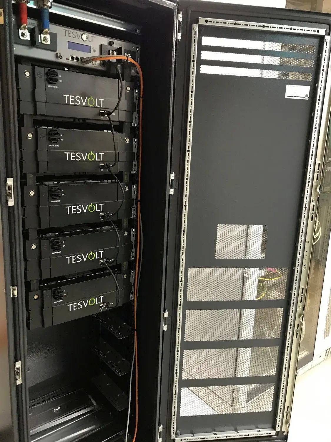 Diese Batterien speichern den erzeugten Strom.