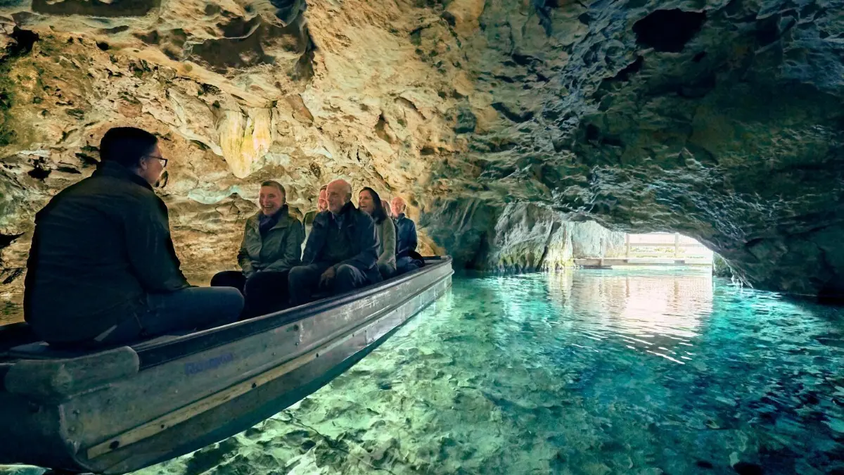 Den Kalksteinen ganz nah: Besucher in der Wimsener Höhle.