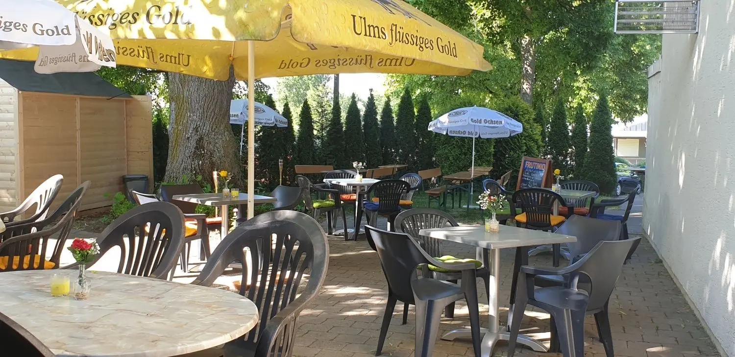 Im kleinen Biergarten unter einer alten Linde lässt sich italienisches genießen: Pizza, Pasta oder auch Eis.