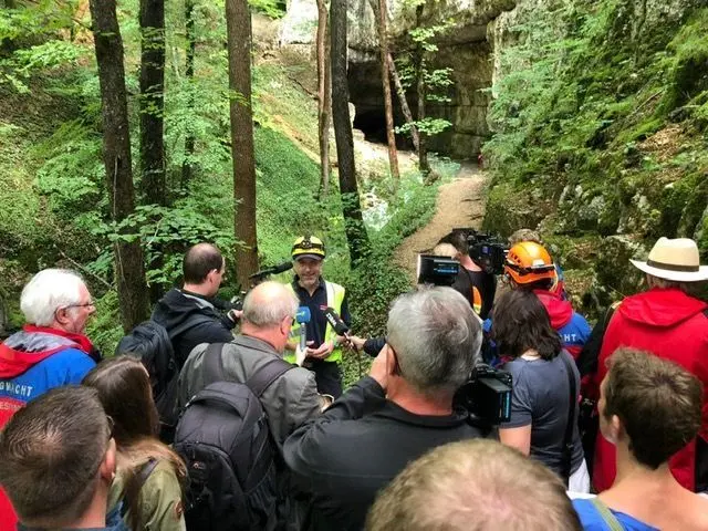 Großes Medienaufgebot an der Höhle auf der Schwäbischen Alb.