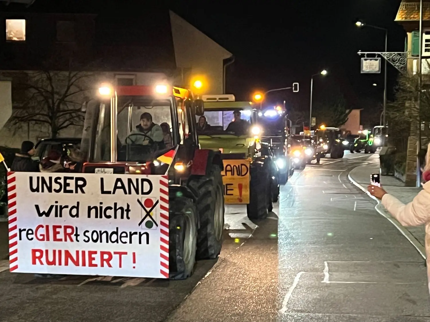 Unter dem Motto „Hohenstaufen glüht“ haben am Mittwoch, 24.01.2024, mehrere hundert Traktoren und Pkw die Straßen rund um den Göppinger Hausberg blockiert.