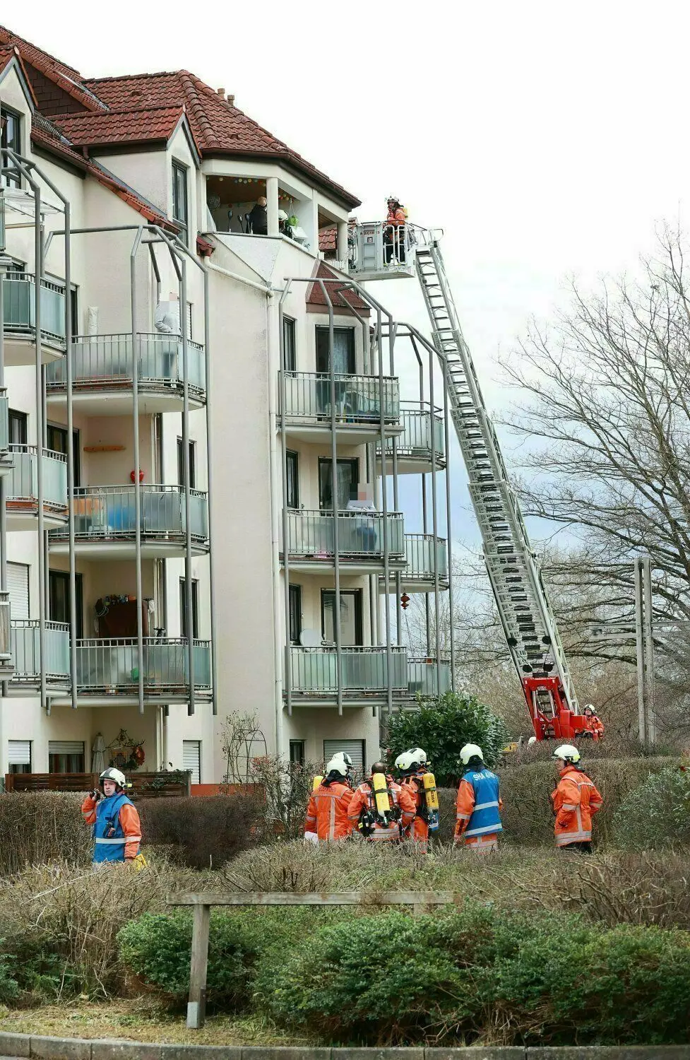 Per Drehleiter werden am 29. Dezember Bewohner gerettet.