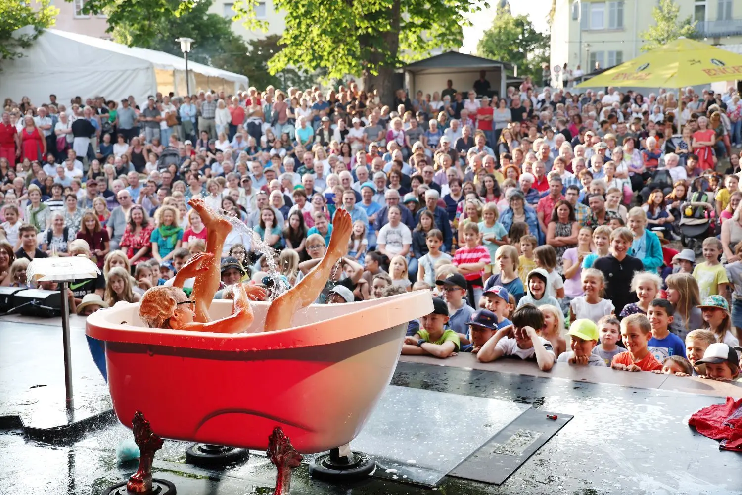 Kuwo 2023 in Crailsheim: Wo Straßentheater, Musik und Magie alle Sinne ...