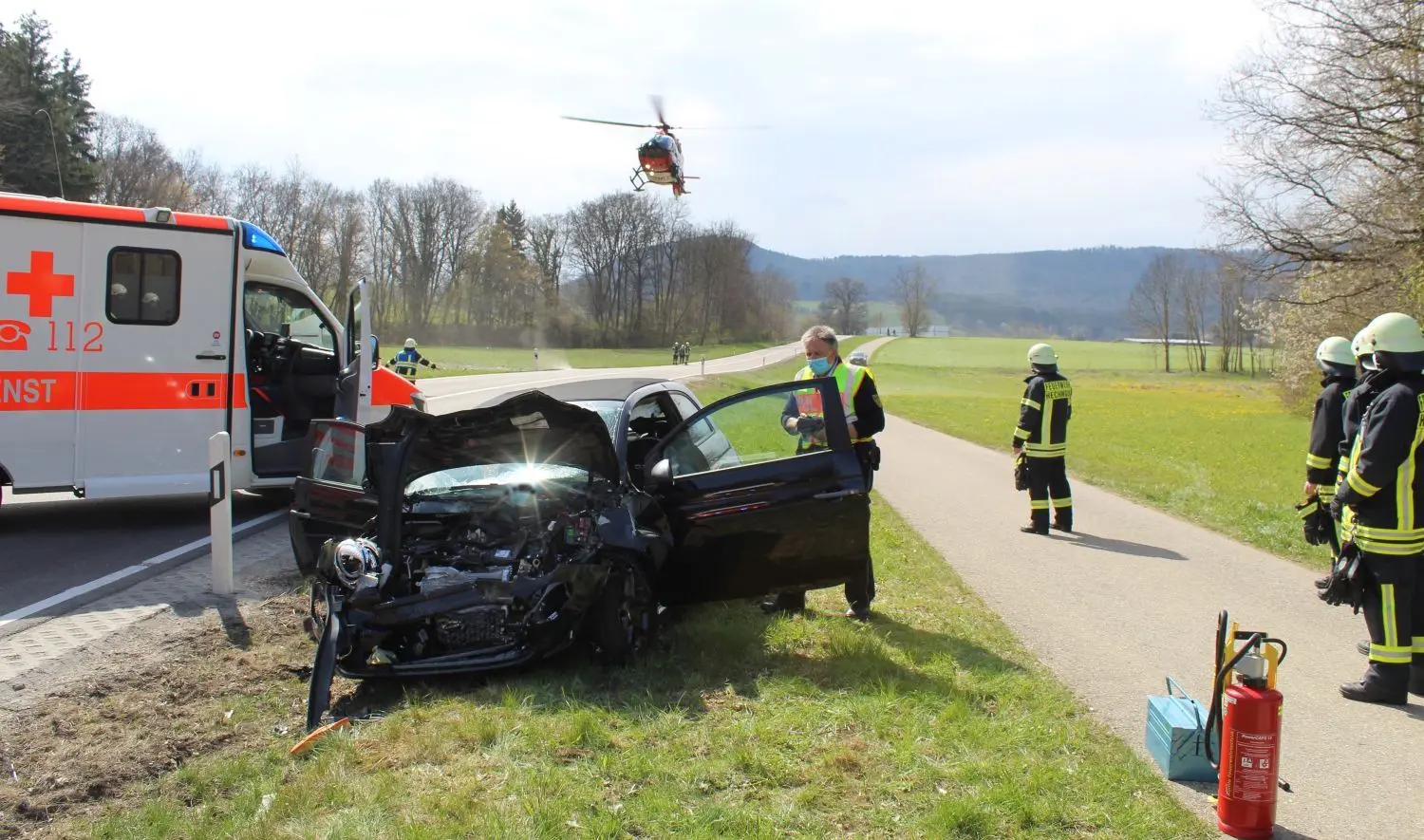 Auf der B 32 im Killertal zwischen Jungingen und Schlatt ereignete sich am Mittwochvormittag ein schwerer Verkehrsunfall. Eine Frau prallte mit ihrem Fiat 500 frontal gegen einen Kieslaster und zog sich schwerste Verletzungen zu.