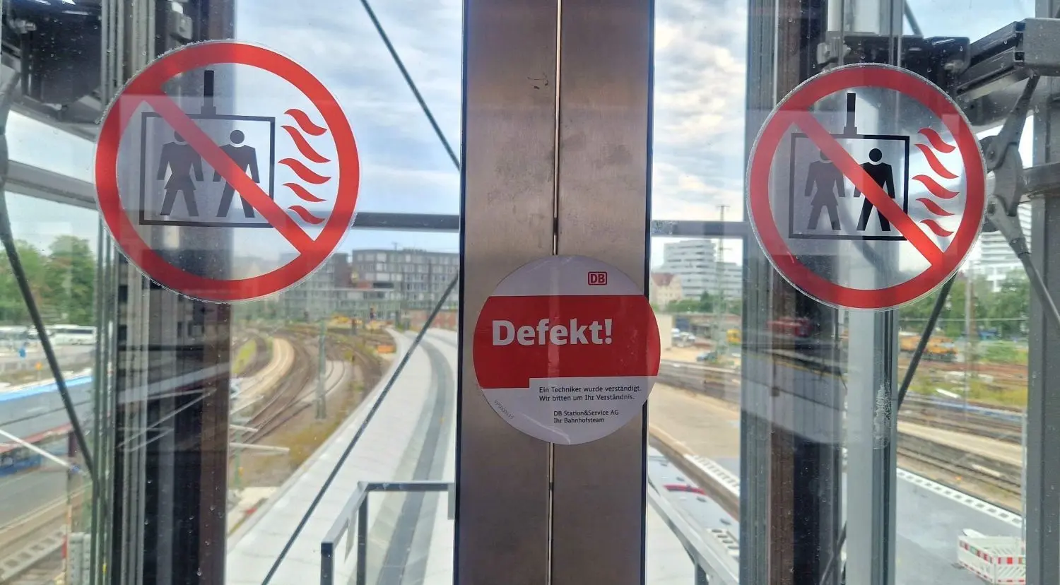 Der Aufzug an den Gleisen 2 und 3 am Ulmer Hauptbahnhof ist defekt. Am 24. August 2023 war er ausgefallen - mit acht Insassen, die die Feuerwehr verständigten.