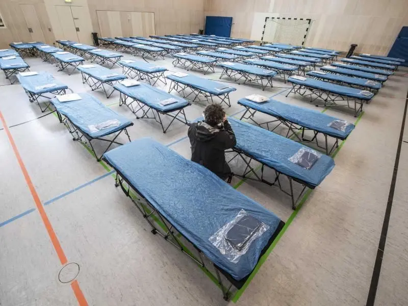 Diese Turnhalle auf dem Gelände des Frankfurter Flughafens steht als erste Quarantäne für die aus Wuhan ausgeflogenen Menschen bereit. Foto: Boris Roessler/dpa