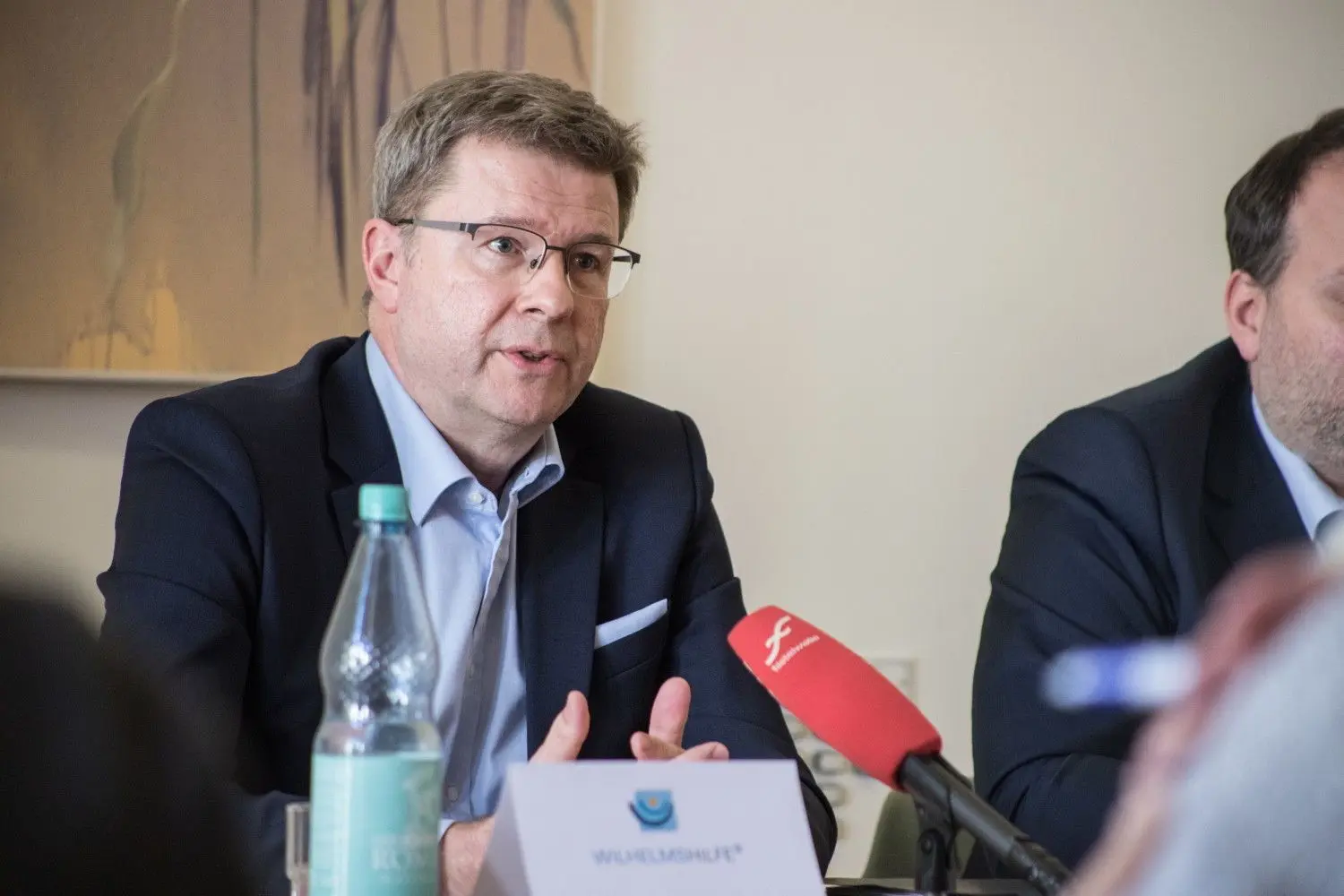 Sichtlich mitgenommen: der Vorsitzende des Vorstands der Wilhelmshilfe, Matthias Bär, bei der gestrigen Pressekonferenz. Bär sprach von den „schwersten Tagen in meiner bisherigen Berufstätigkeit“.