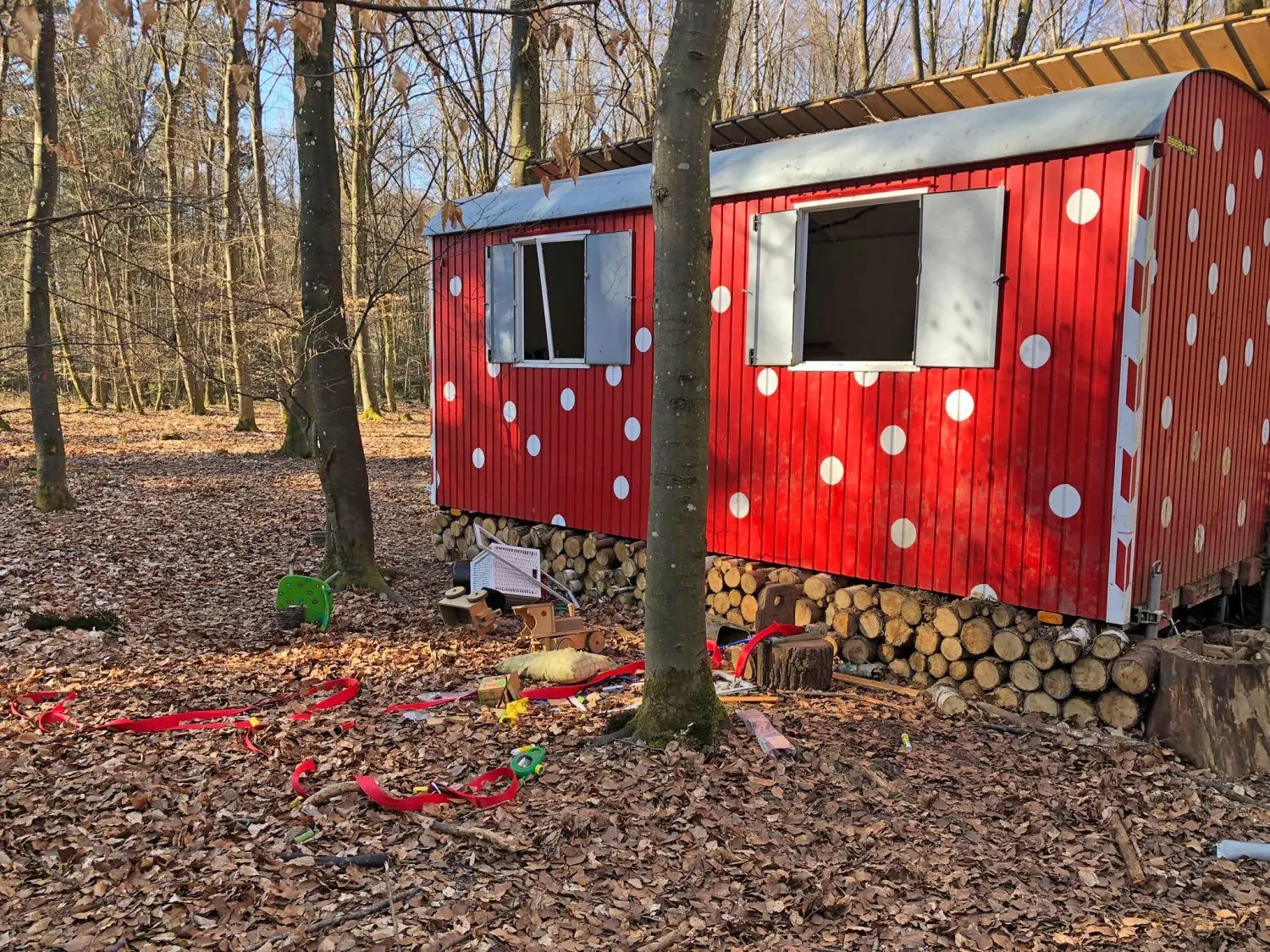 Der Bauwagen der Waldkita in Hörvelsingen ist samt Inhalt beschädigt worden.⇥