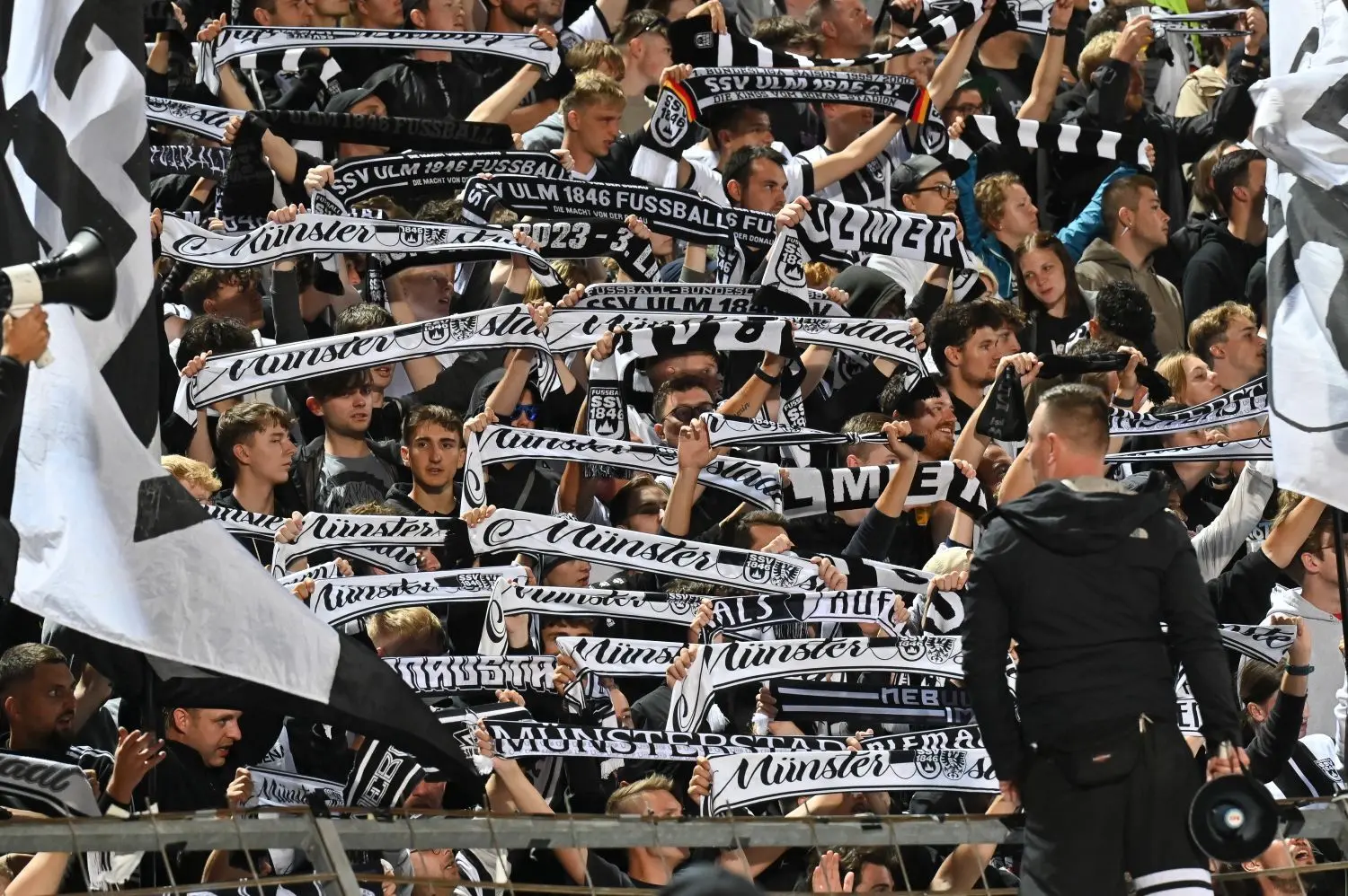 Die Drittliga-Partie zwischen dem SSV Ulm 1846 Fußball und dem TSV 1860 München lockte am Dienstagabend 17 000 Menschen ins Donaustadion.