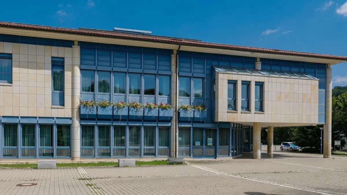 Das Amstetter Rathaus-Team hat den Haushaltsentwurf für 2023 ungewöhnlich spät eingebracht.
Rätselfoto - Rathaus Amstetten - Auflösung