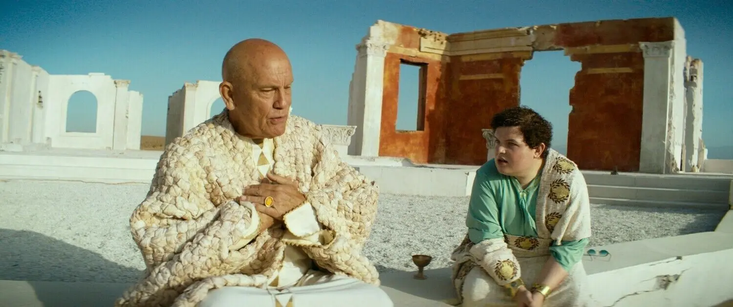 John Malkovich als Seneca und Tom Xander als Schüler Nero in einer Szene des Films „Seneca“. Er kommt am 23. März in die Kinos.⇥