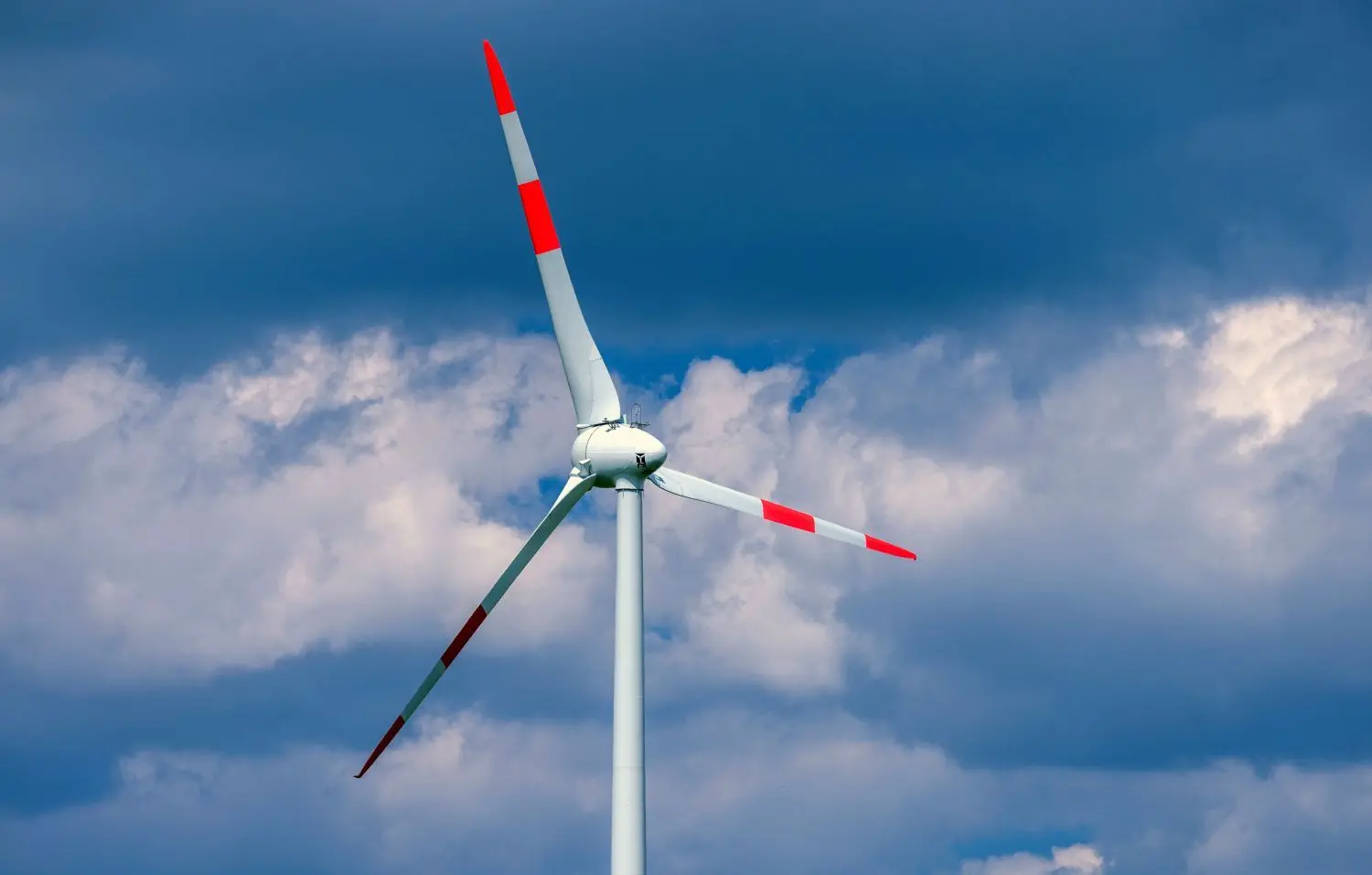 Das Land Baden-Württemberg hat sich zum Ziel gesetzt, bis zum Jahr 2040 klimaneutral zu werden. Voraussetzung hierfür ist der deutliche Ausbau regenerativer Energiequellen wie Windkraft und Solaranergie. ⇥