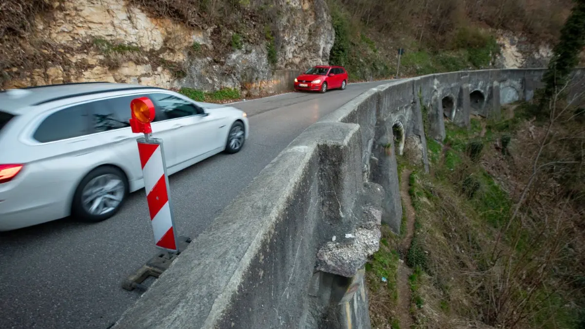 Auch der marode Fahrbahnrand der Sonderbucher Steige bei Blaubeuren trägt zur mehr Unfällen bei.
Sonderbucher Steige Blaubeuren. Rundbögen der Sreige sollten erneuert werden