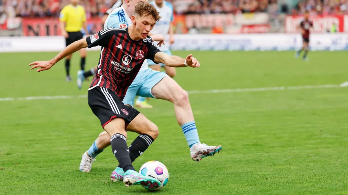 Der 1. FC Nürnberg gastiert heute in der 2. Bundesliga beim Karlsruher SC. Alle Infos zu den Fußballspielen des heutigen Tages im Überblick.
04.11.2023, Bayern, Nürnberg: Fußball: 2. Bundesliga, 1. FC Nürnberg - FC Schalke 04, 12. Spieltag, Max-Morlock-Stadion. Benjamin Goller (l) vom 1.FC Nürnberg und Derry John Murkin vom FC Schalke 04 in Aktion. Foto: Daniel Löb/dpa - WICHTIGER HINWEIS: Gemäß den Vorgaben der DFL Deutsche Fußball Liga bzw. des DFB Deutscher Fußball-Bund ist es untersagt, in dem Stadion und/oder vom Spiel angefertigte Fotoaufnahmen in Form von Sequenzbildern und/oder videoähnlichen Fotostrecken zu verwerten bzw. verwerten zu lassen. +++ dpa-Bildfunk +++