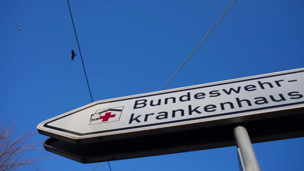 Eine Mitarbeiterin am Bundeswehrkrankenhaus in Ulm hat Corona - und viele Patienten-Kontakte gehabt, da sie keine Symptome hatte.
15.03.2020, Berlin: Ein Hinweisschild zeigt den Weg zum Bundeswehrkrankenhaus. Der Sanitätsdienst der Bundeswehr hat Reservisten aufgerufen, sich wegen der Corona-Krise zur Verstärkung der fünf Bundeswehrkrankenhäuser in Koblenz, Hamburg, Berlin, Ulm und Westerstede zum Dienst zu melden. Foto: Hans-Thomas Frisch/dpa +++ dpa-Bildfunk +++