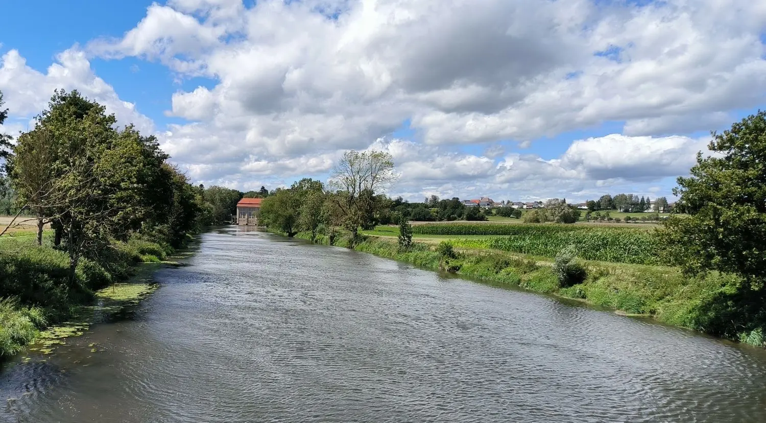 Kanal unterhalb des Wasserkraftwerks der SWU am Stausee bei Öpfingen.