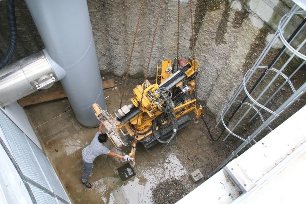 Klinikum Memmingen: Dort sollte eine Versickerungsbohrung für Regenwasser in einem Schacht entstehen. Wegen der Enge und Tiefe musste ein Kellerbohrgerät mit einem Autokran platziert werden. ⇥