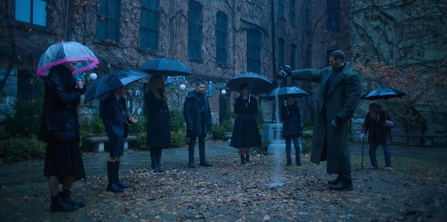 Netflix verfilmt die Comics in durchweg großartiger Besetzung mit (von links) Robert Sheehan als drogensüchtigem Klaus, Aidan Gallagher als im Körper eines Jungen feststeckenden Fünf, Emmy Raver-Lampman als Allison, David Castañeda als Diego, Jordan Claire Robbins als Roboter-Mutter, Ellen Page als Vanya, Tom Hopper als Luther alias Spaceboy oder Nummer 1 sowie Adam Godley als Schimpanse Pogo.⇥