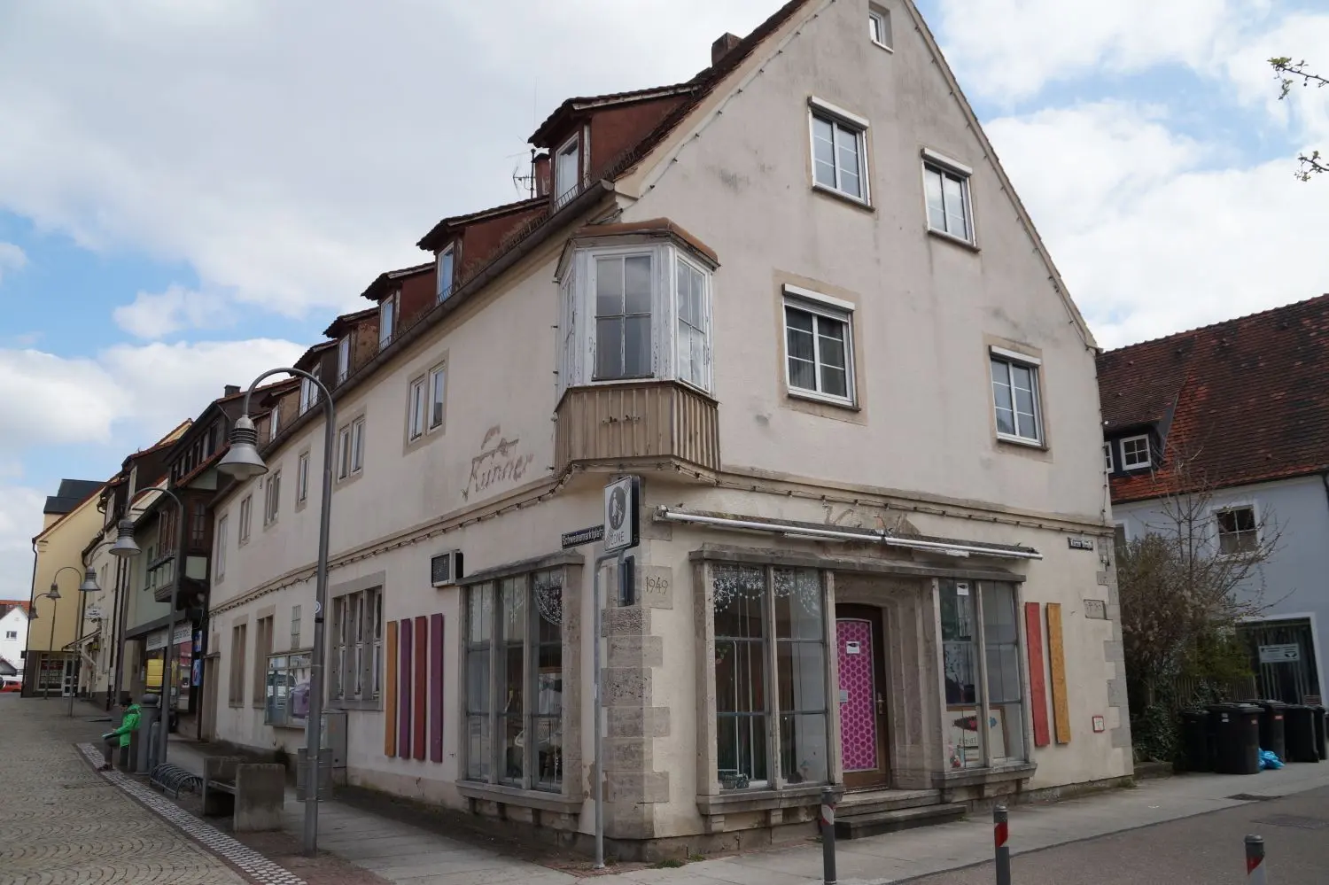 Das Haus Kunder am Schweinemarktplatz ist heute in keinem guten Zustand. Aber: Es hat ein großes ästhetisches Potenzial – Erhalt wünschenswert.