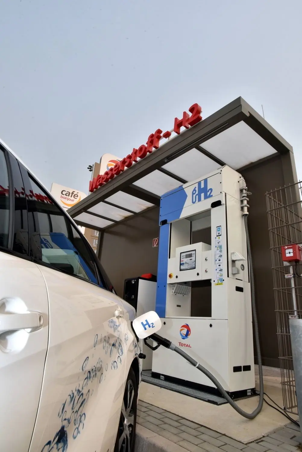 Ein Toyota Mirai an der Wasserstoff-Tankstelle. ⇥
