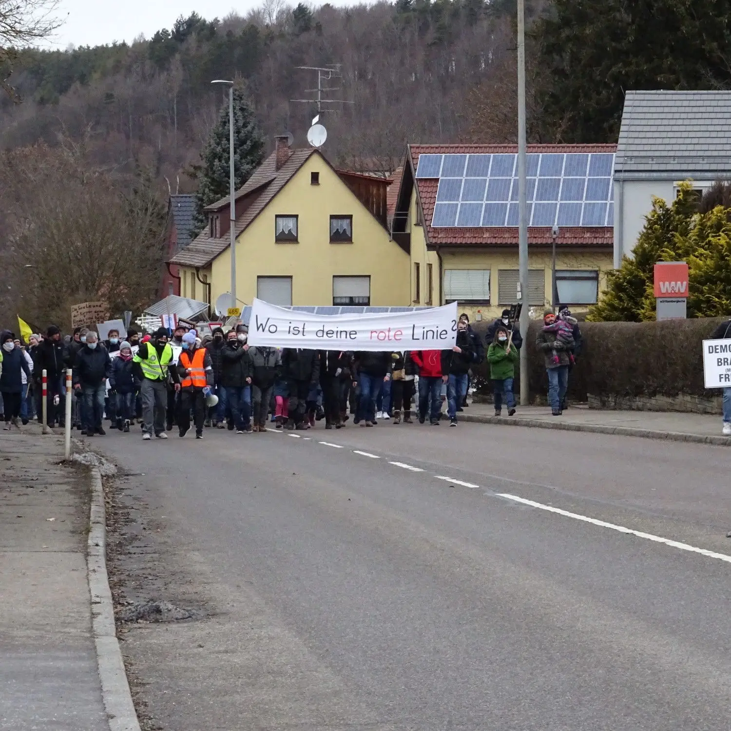 Rund 400 Impfgegner versammelten sich am Sonntag zu einer Demonstration. „Hände weg von unseren Kindern“, riefen sie und drückten damit ihren Unmut gegen das Impfen von Kindern ab fünf Jahren und auch gegen die Maßnahmen aus.⇥