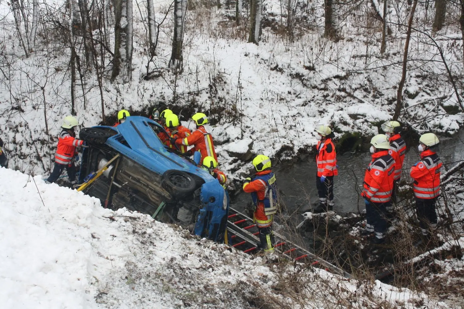 Eine Frau ist am Dienstagmittag mit ihrem Wagen in der Schmerach bei Ilshofen gelandet. Sie wurde dabei schwer verletzt.