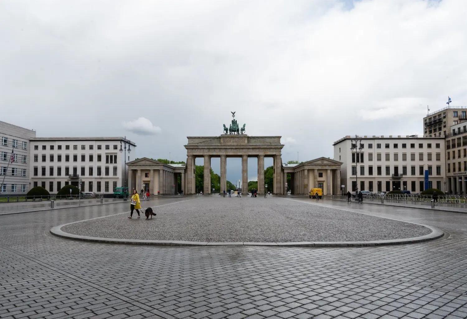 Wiederholen sich diese Zeiten? Menschenleerer Platz am Brandenburger Tor Anfang Mai dieses Jahres.⇥