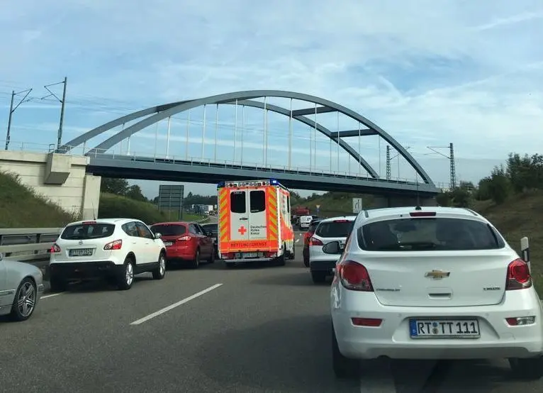 Langer Stau auf der B28, zum Glück mit Rettungsgasse.