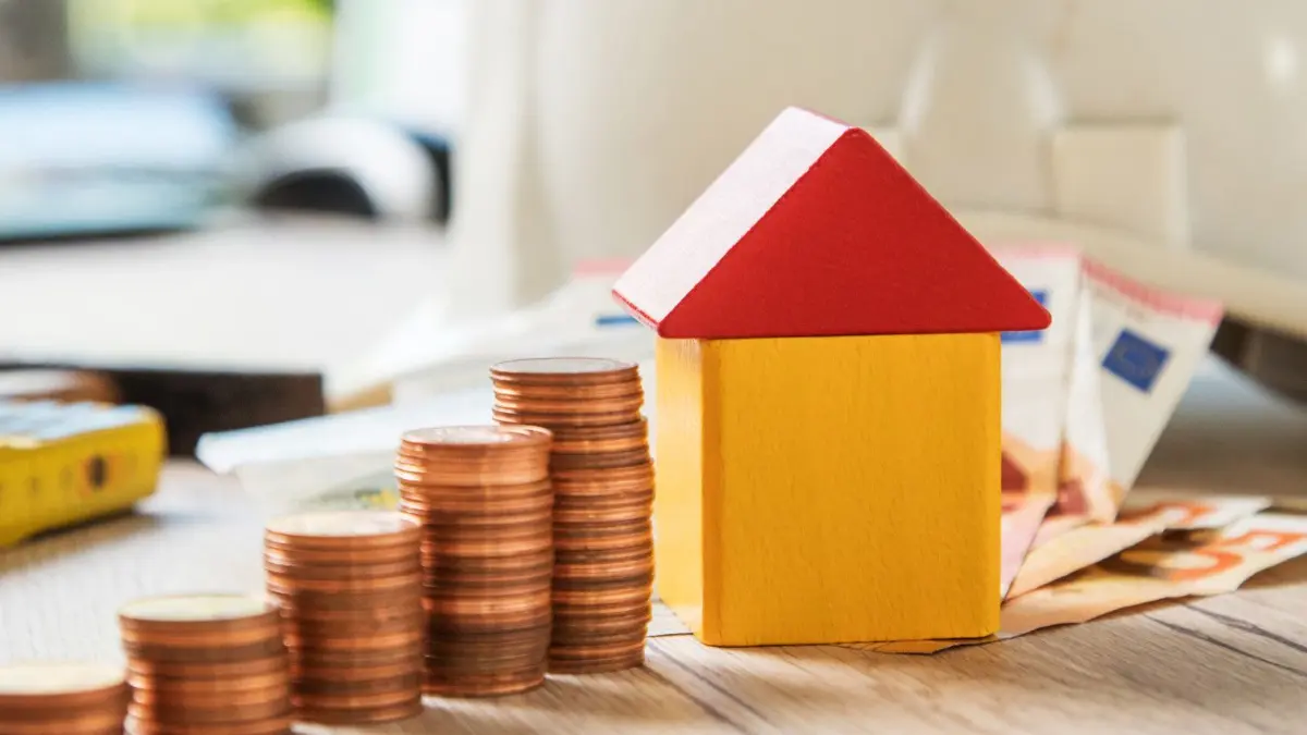 Durch die Erhöhung der Grundsteuer B kommen in Birkenwerder höhere Ausgaben auf Grundstückseigentümer zu.
ILLUSTRATION - Stand die Immobilie unverschuldet leer, können Vermieter Grundsteuererlass beantragen. Die Frist läuft bald ab. Foto: Christin Klose/dpa-mag - Honorarfrei nur für Bezieher des Dienstes dpa-Magazin +++ dpa-Magazin +++