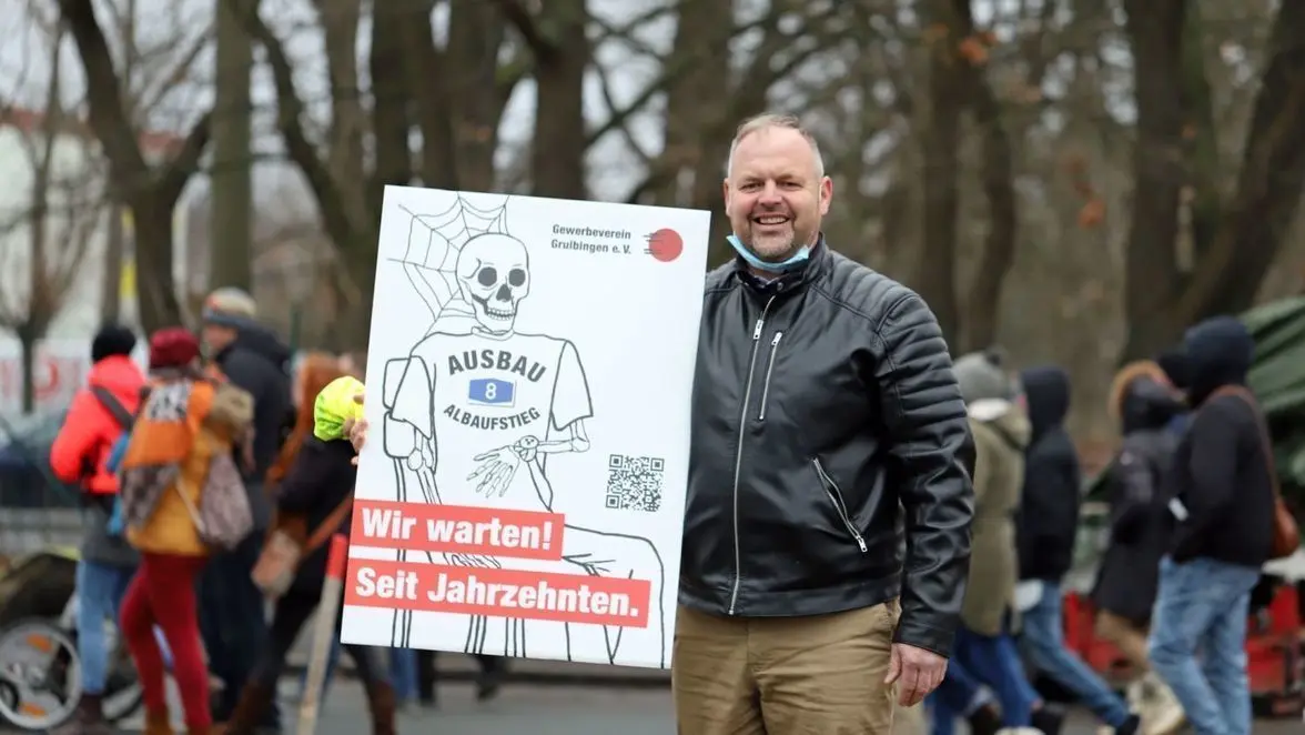 Der Göppinger AfD-Kreisvorsitzende Sandro Scheer mit einem Protestplakat des Gewerbevereins Gruibingen.