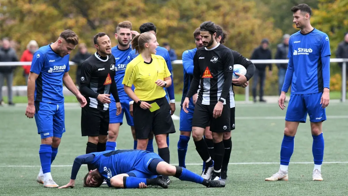 Dezente Rudelbildung im Derby zwischen dem FV Bad Urach und der TuS Metzingen, doch die sehr gute Schiedsrichterin Annika Depfenhart hat Alle und Alles im Griff.
Rubdelbildung im Spiel doch die sehr gute Schiedsrichterin Annika Depfenhart hat alle im griff
Fussball, Maenner, Bezirksliga Alb, Spieltag , 18.10.2020, Foto:TBaur/Eibner