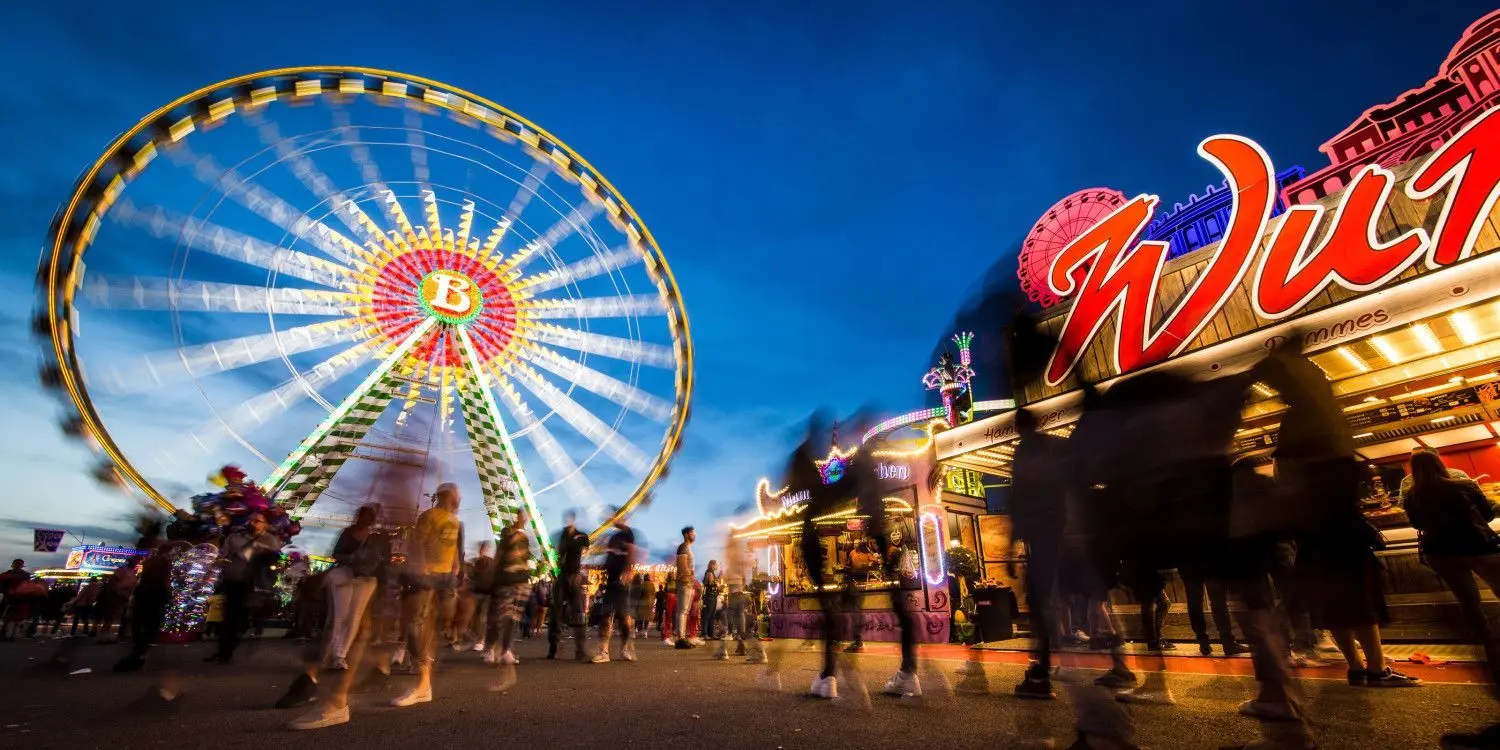 Feiernde Menschen im Festzelt auf dem Frühlingsfest auf dem Cannstatter Wasen. Daraus wird 2020 nichts. Das Volksfest wurde abgesagt.