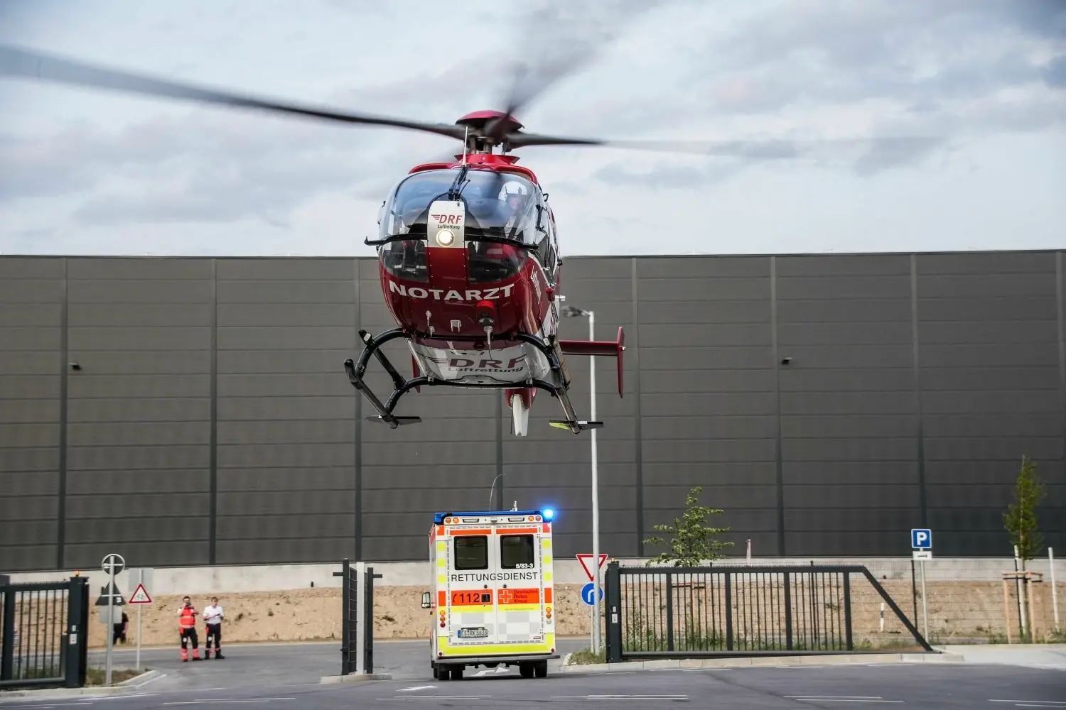 Der Unfall hatte einen Großeinsatz der Rettungskräfte zur Folge. Auch ein Hubschrauber war im Einsatz.