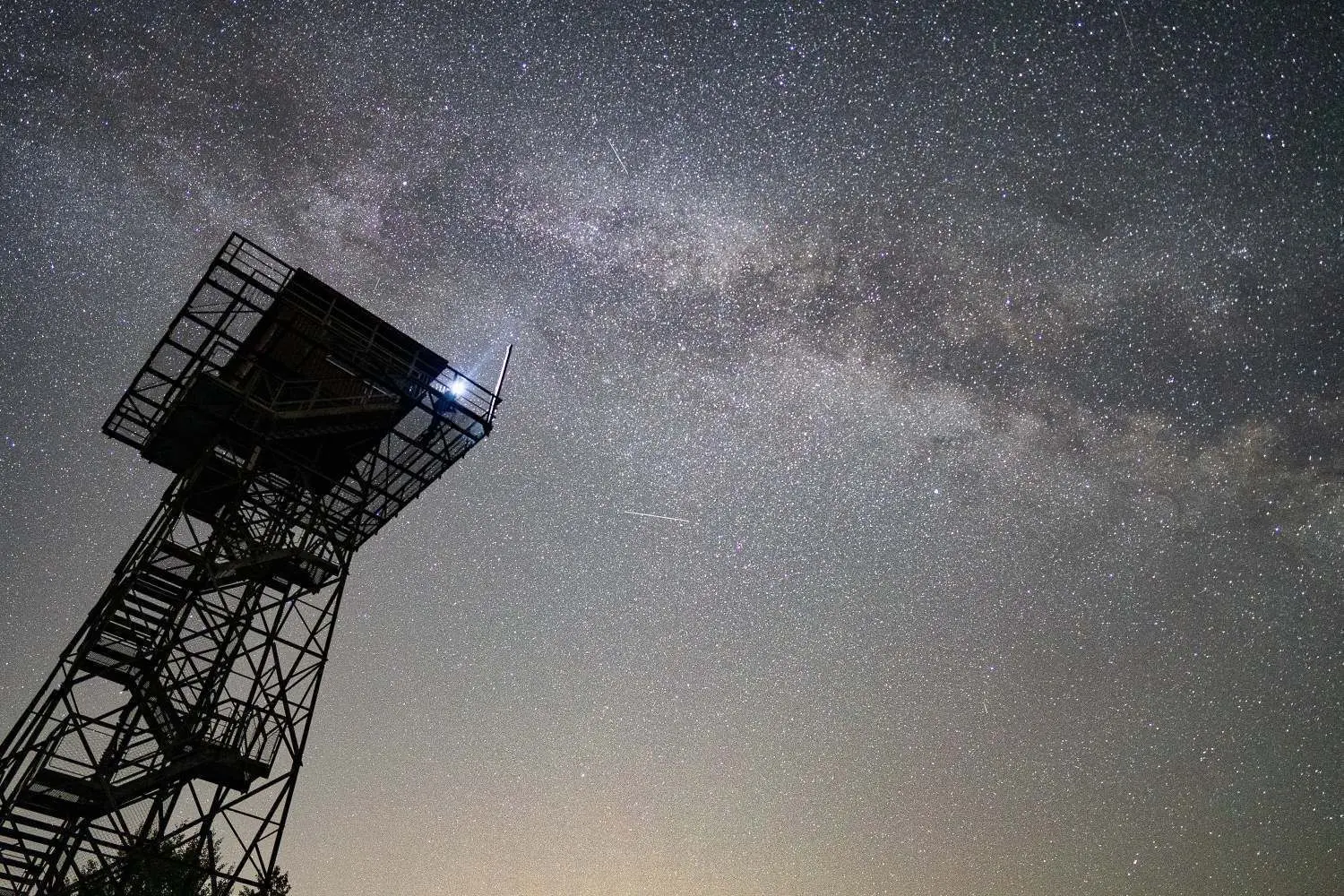 Der Aussichtsturm Waldgreut bei Nacht. ⇥