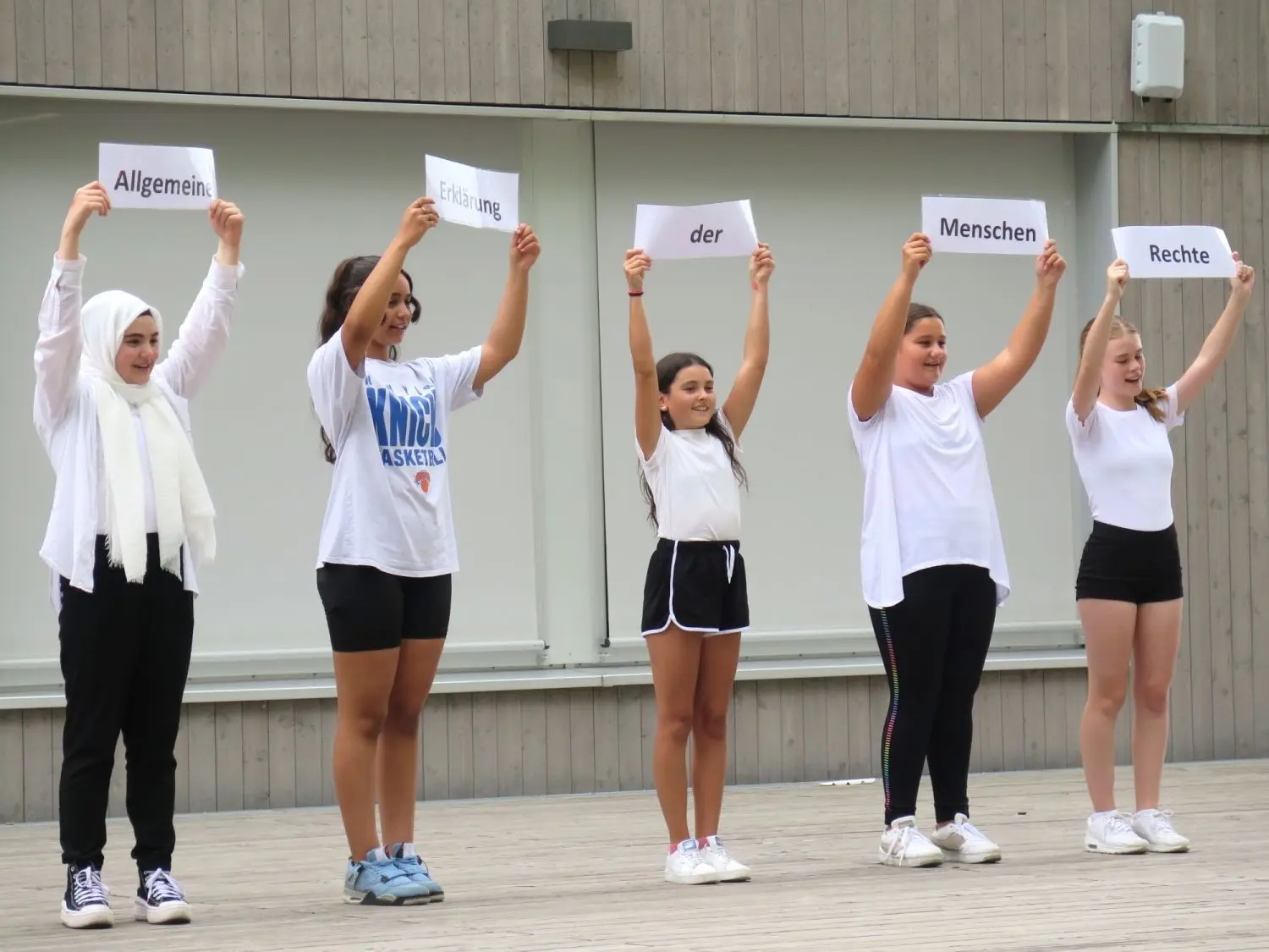 Mit ihrem Stück „Menschenrechte hin oder her“ schärften Sechstklässler des Haigerlocher Gymnasiums das Bewusstsein, dass man nie aufhören darf, sich für das einzusetzen, was in der Allgemeinen Erklärung der Menschenrechte verankert ist.