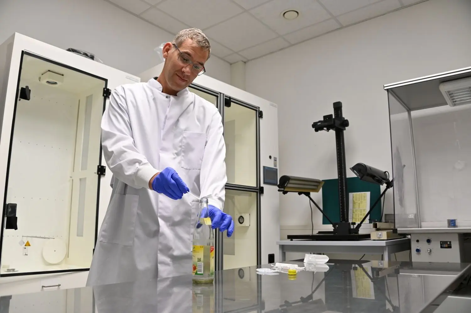 Kriminalhauptkommissar Manuel Köberle im Labor der Ulmer Kriminaltechnik bei einer Aufgabe, die zum Standardrepertoire gehört: Der Gewinnung von DNA-Spuren an einer Trinkflasche. Eine einzige Hautschuppe reicht, um einen Täter zu identifizieren. ⇥