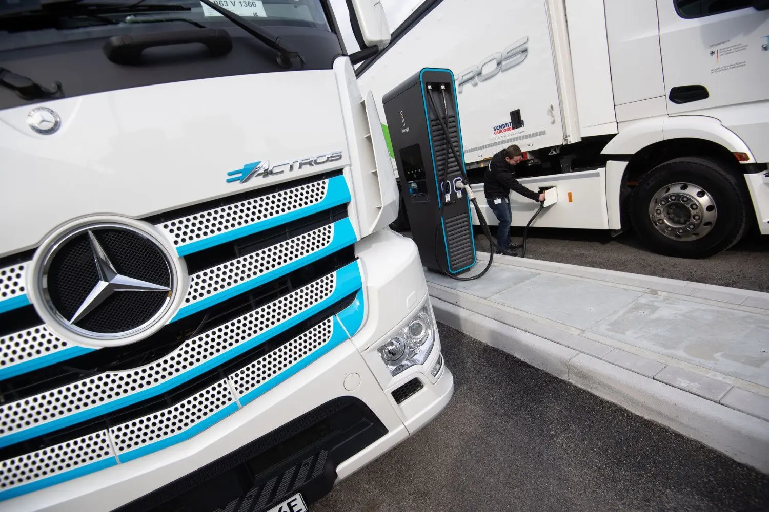 Mercedes Benz (Auto und Van) und Daimler Truck (Lkw und Bus) sollen getrennt werden und die Lastwagen Sparte des Autobauers an die Börse gehen.